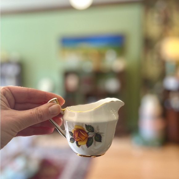 Vintage Royal Windsor Yellow Rose Cream & Sugar Dishes - Picture 2 of 4